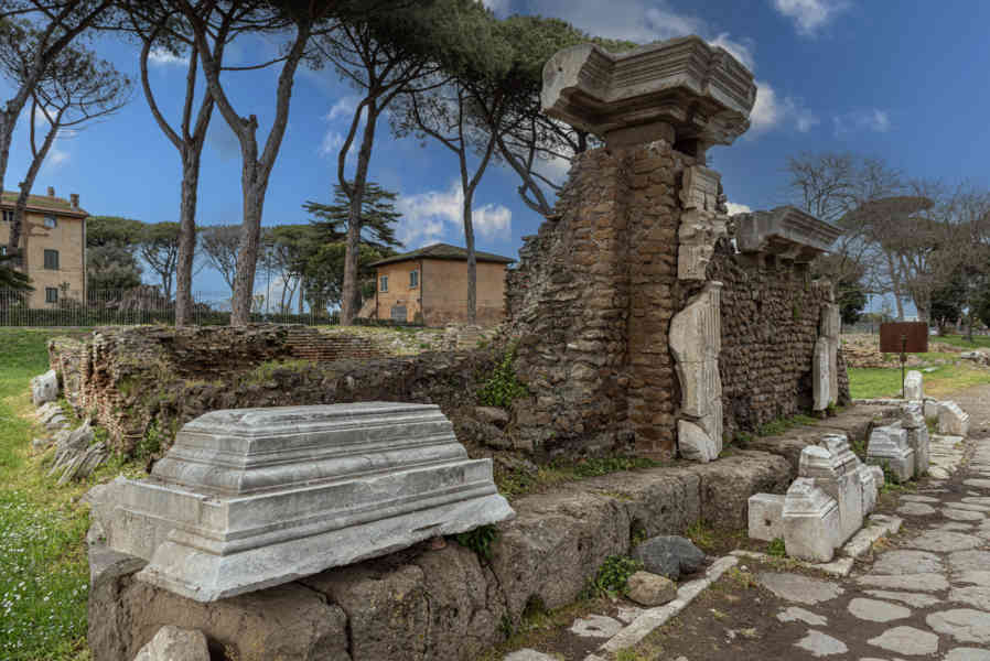 Italia - Ostia 21 - parque arqueológico de Ostia Antica - Puerta Romana.jpg